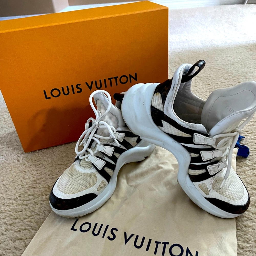 V ARCHLIGHT SNEAKER